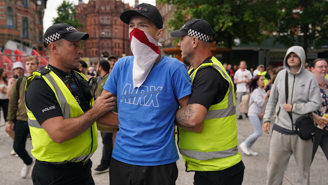 Disturbios en Reino Unido por el choque de protestas antiinmigración con antifascistas