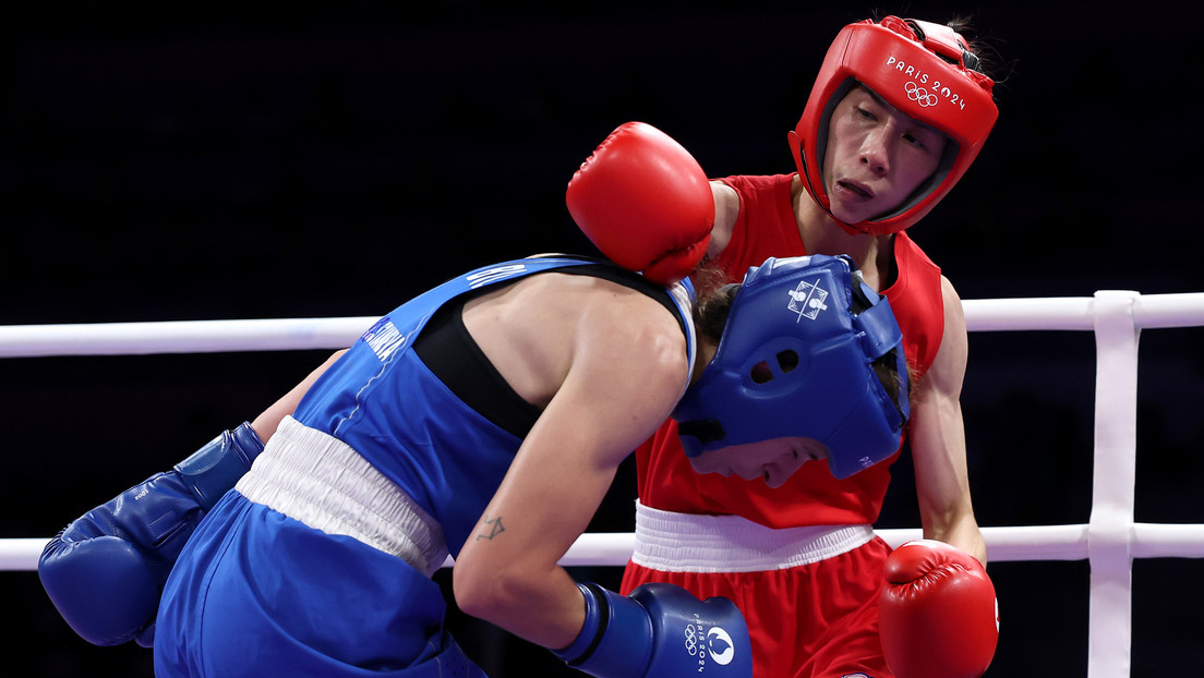 La segunda boxeadora envuelta en polémica de género se asegura una medalla olímpica