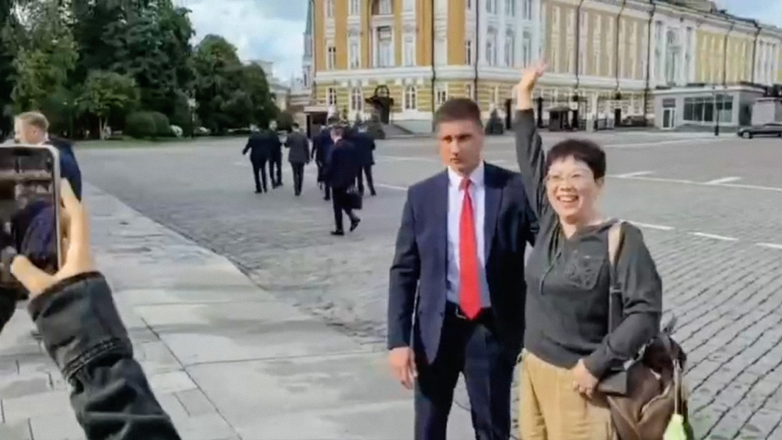 VIDEOS: Turistas chinas ven a Putin durante una excursión y su reacción no tiene desperdicio