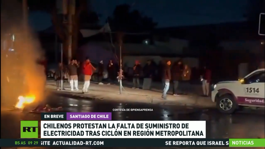 Chilenos protestan por la falta de suministro eléctrico tras el paso de un ciclón