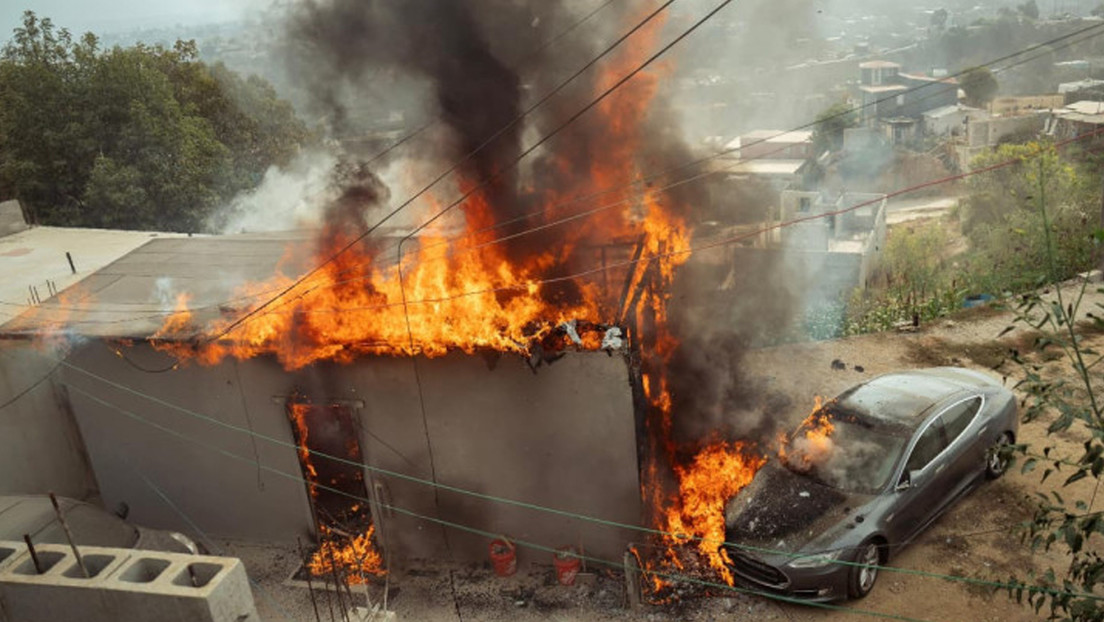 VIDEO: Incendia su casa y su Tesla tras conectarlo a una toma eléctrica ilegal en México