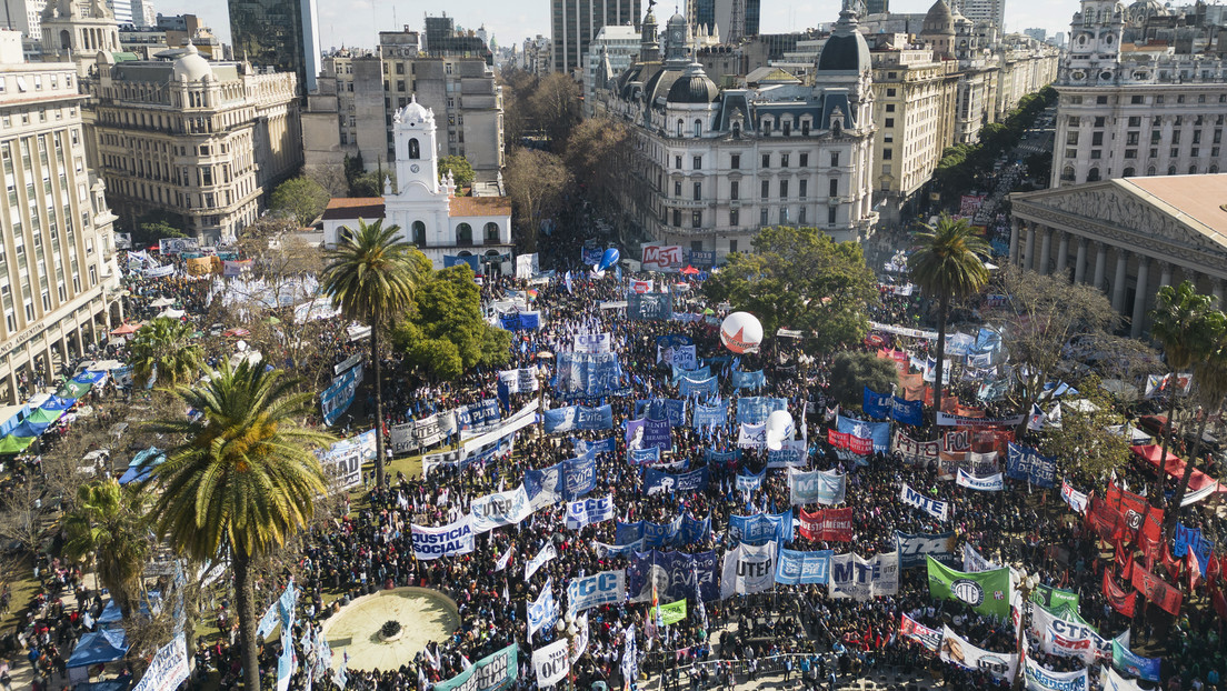 Organizaciones sociales marchan en Argentina contra las "políticas de hambre" de Milei