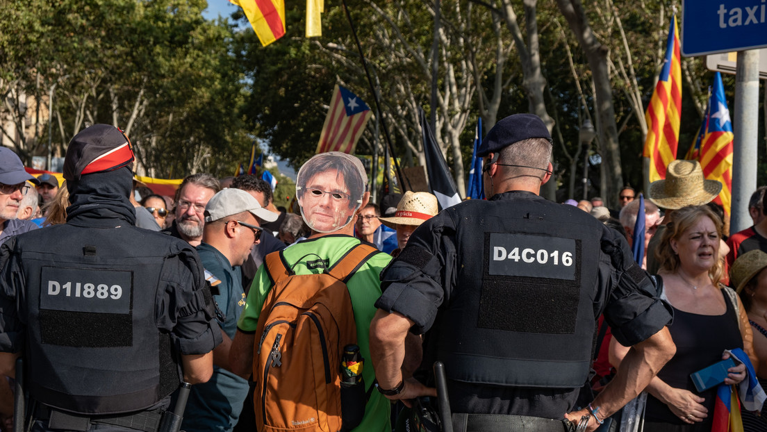 La Policía sigue en la búsqueda de Puigdemont y su entorno dice que salió de España