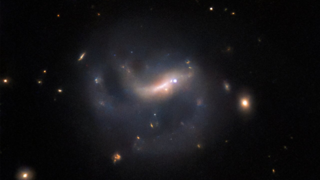 El Hubble capta una sorprendente explosión estelar dentro de una lejana galaxia