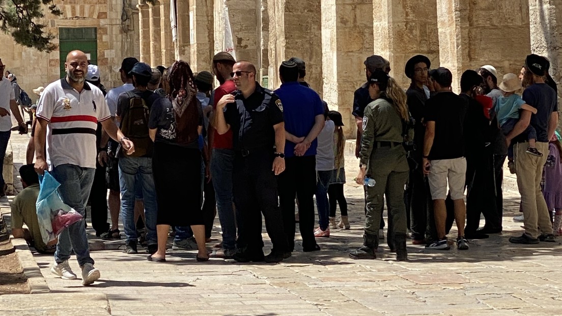 VIDEO: Cientos de colonos israelíes irrumpen en la mezquita de Al Aqsa en Jerusalén