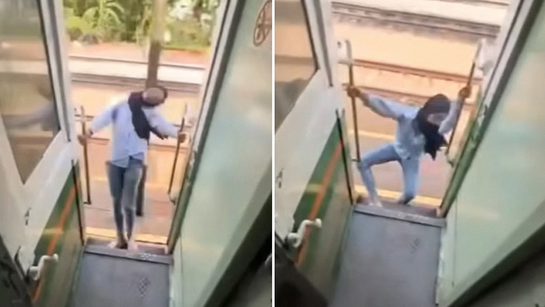 VIDEO: Se asoma por la puerta de un tren en movimiento y se golpea con un poste