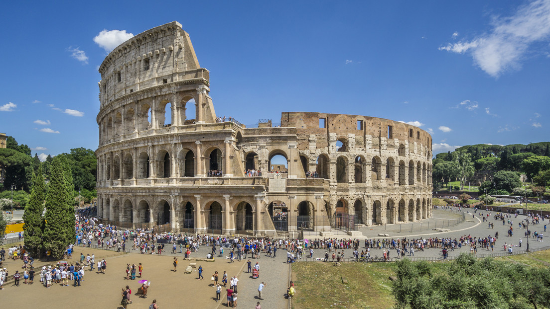 Un turista graba su nombre en las paredes del Coliseo de Roma