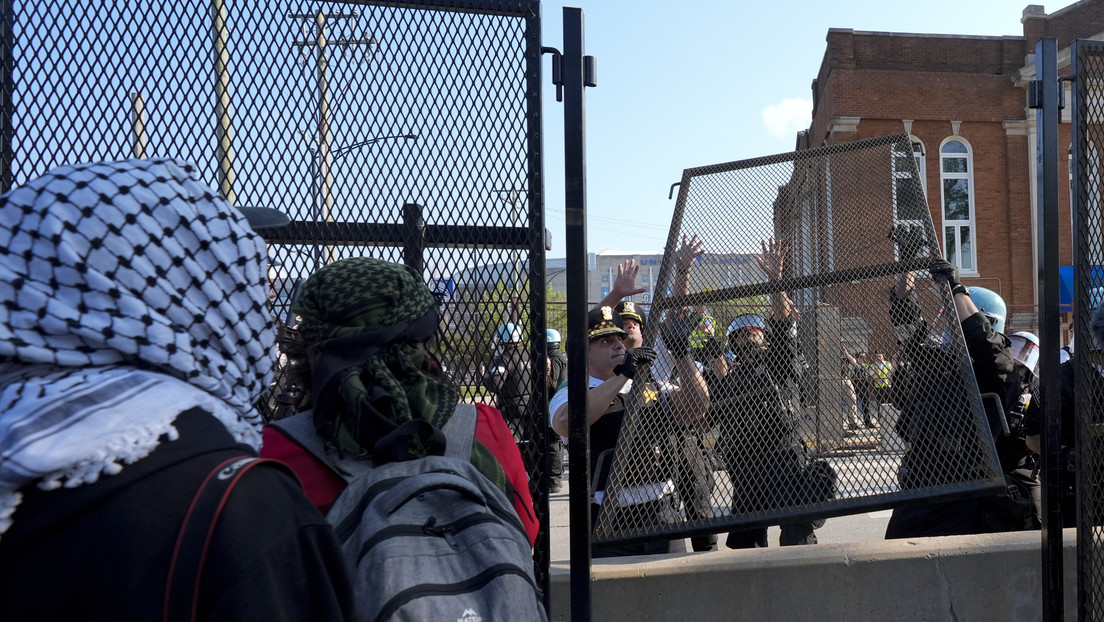 Manifestantes propalestinos rompen la valla frente a la sede de la Convención Demócrata (VIDEOS)