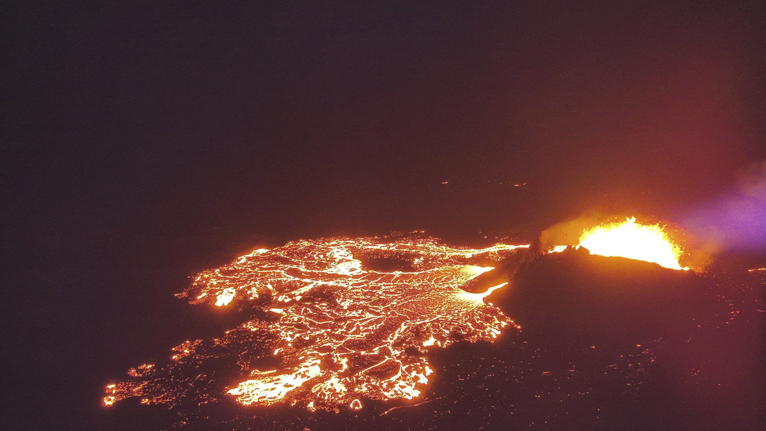 VIDEO: Colosal erupción volcánica en Islandia tras el aumento de la actividad sísmica