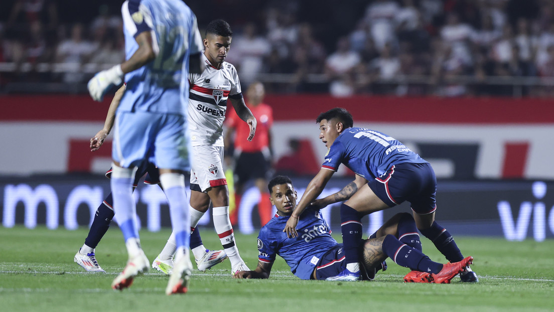 Futbolista en cuidados intensivo tras desplomarse en pleno partido de la Copa Libertadores (VIDEO)