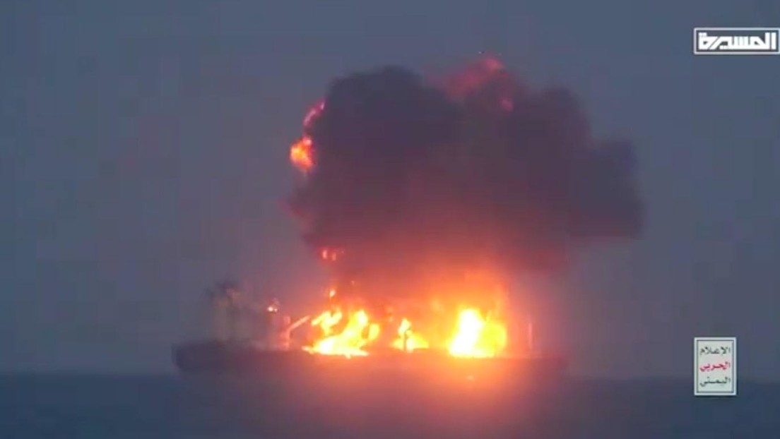 VIDEO: Los hutíes destruyen un petrolero griego en el mar Rojo