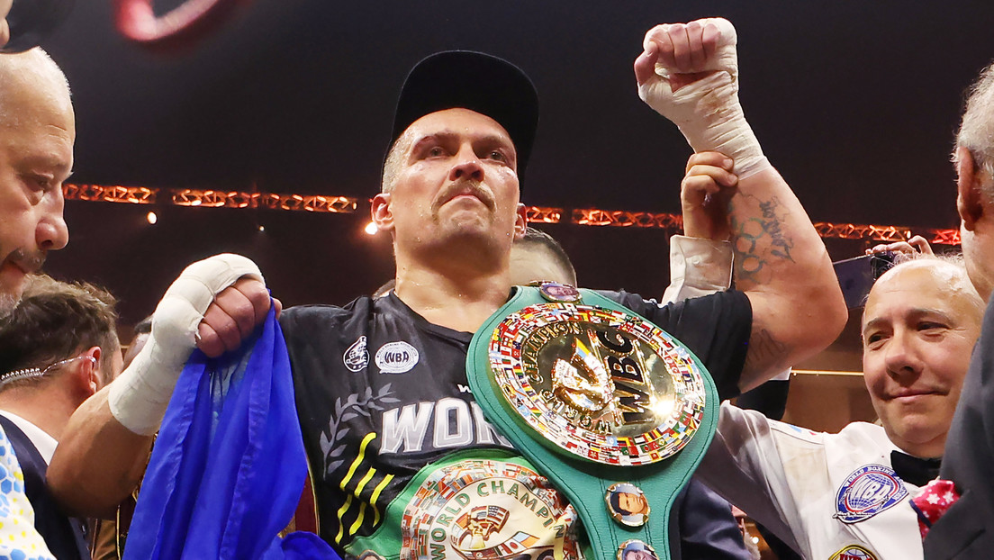 Usyk regala a Zelenski su cinturón de campeón mundial de los pesos pesados