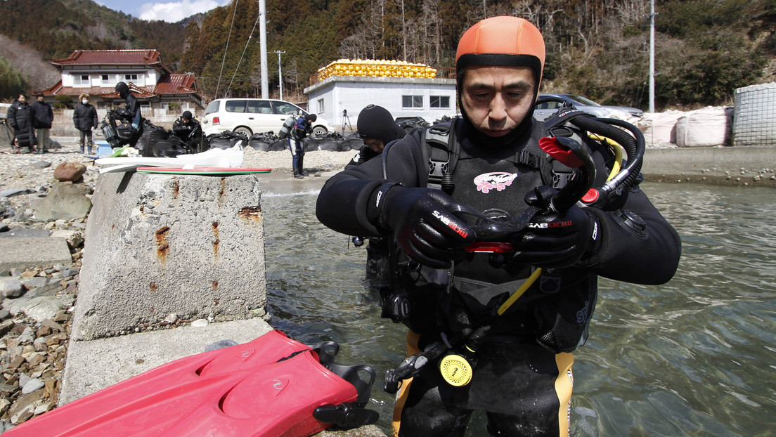 Un japonés que perdió a su esposa en el tsunami del 2011 todavía bucea para encontrarla