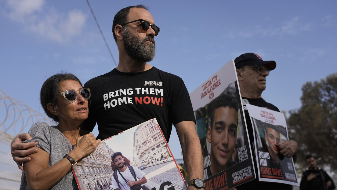 VIDEOS: Familias de rehenes israelíes rompen una valla y corren hacia la frontera de Gaza