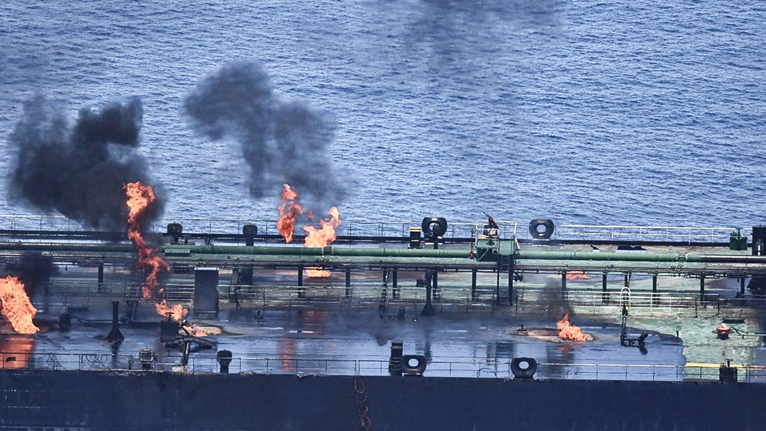 VIDEO: El momento del asalto y quema del petrolero griego por los hutíes en el mar Rojo