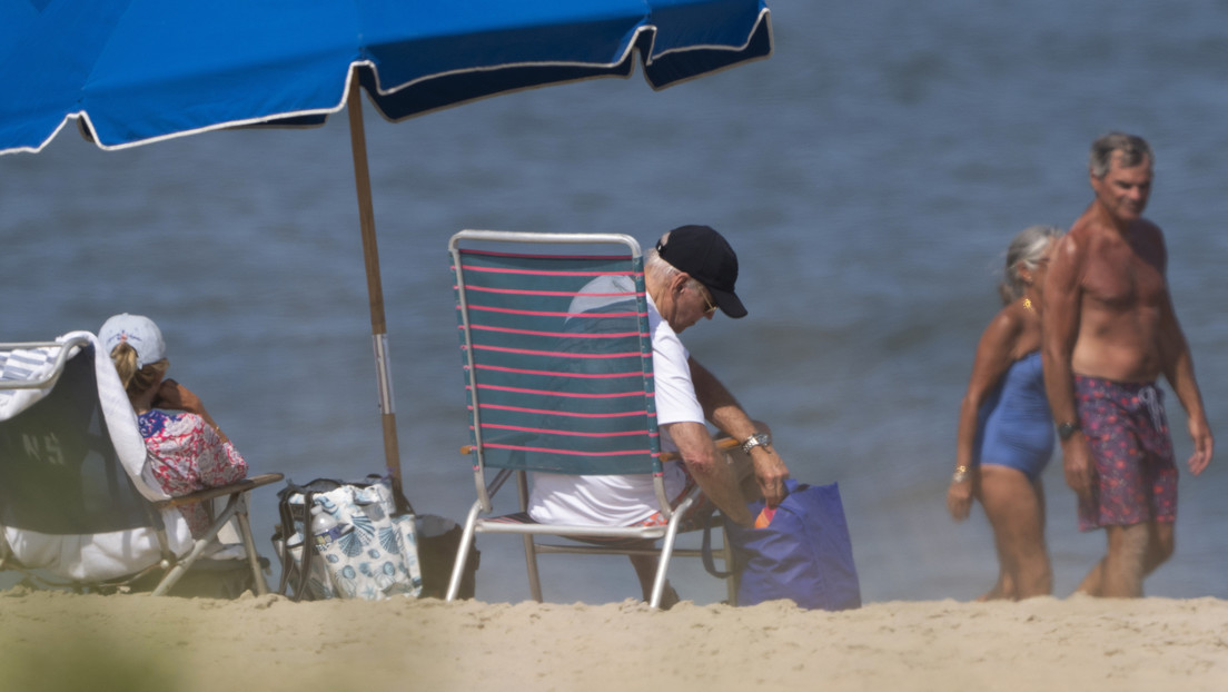 "¡Está durmiendo todo el día!": Trump se mofa de la siesta de Biden en la playa