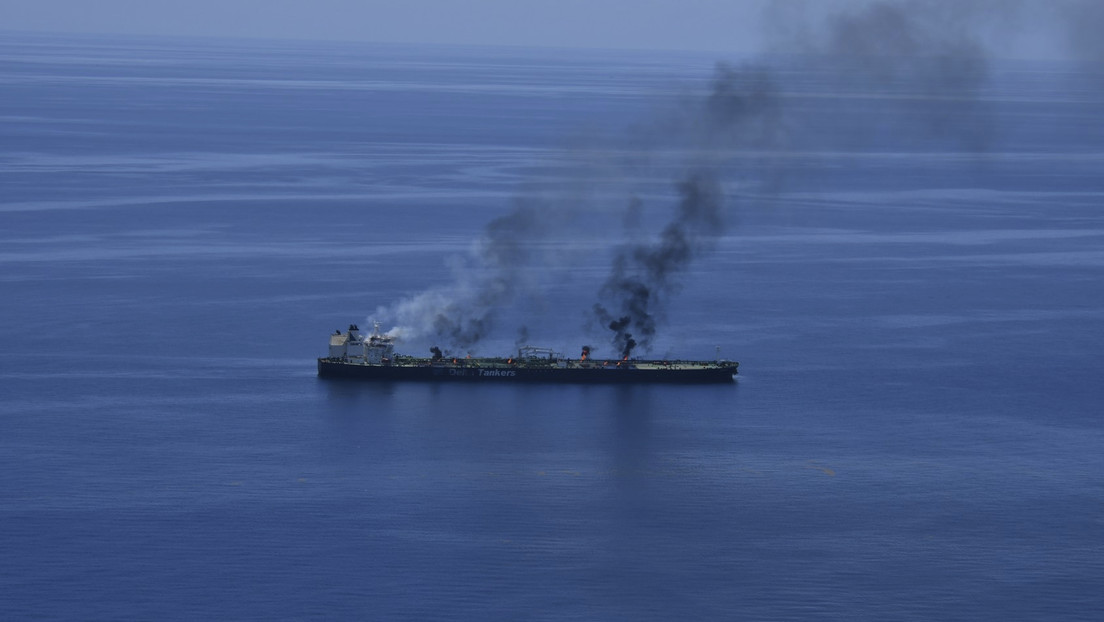 Detectan posible derrame de petróleo cerca de un carguero griego que se incendió en el mar Rojo