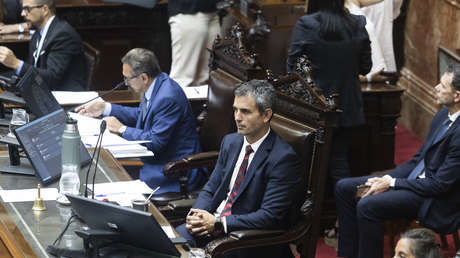 Sonrisas y apoyo a represores: la foto que calienta el escándalo de los diputados de Milei