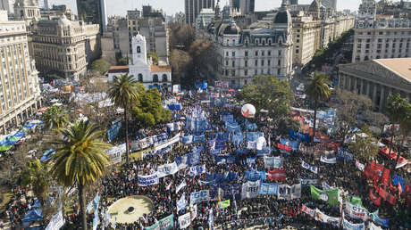 Organizaciones sociales marchan en Argentina contra las "políticas de hambre" de Milei