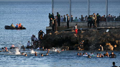 Más de 300 migrantes intentan entrar en Ceuta a nado desde Marruecos