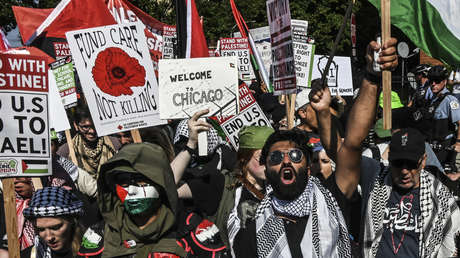 Manifestantes propalestinos chocan con la Policía y se niegan a abandonar la Convención Demócrata