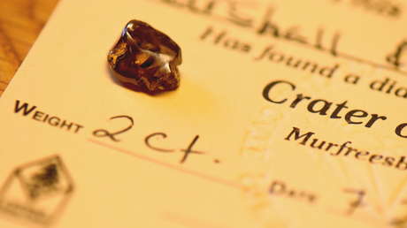 Padre e hijo hacen un viaje de carretera y regresan con un raro diamante de 2 quilates (FOTOS)