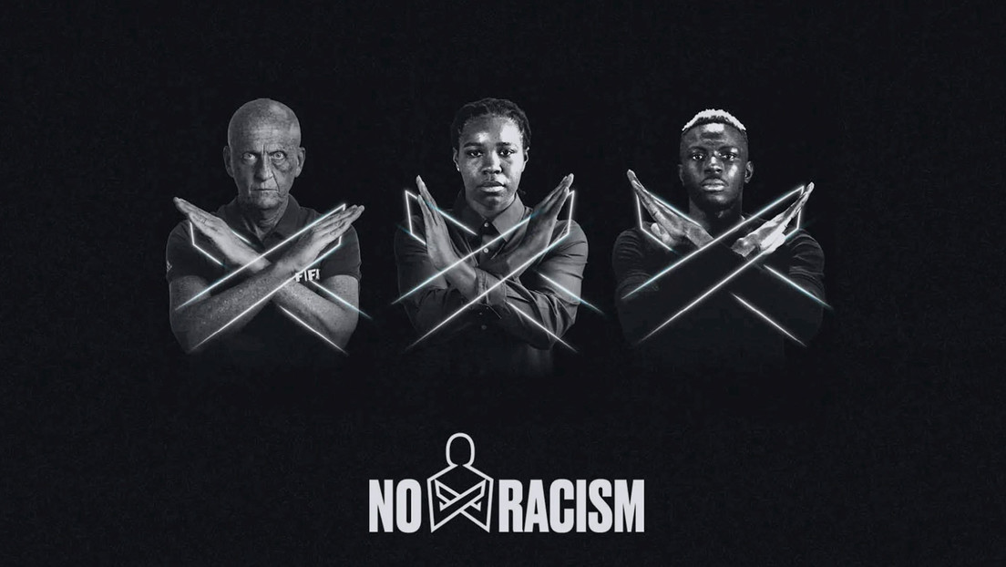 La FIFA aprueba el gesto de "no al racismo" para avisar al árbitro durante los partidos