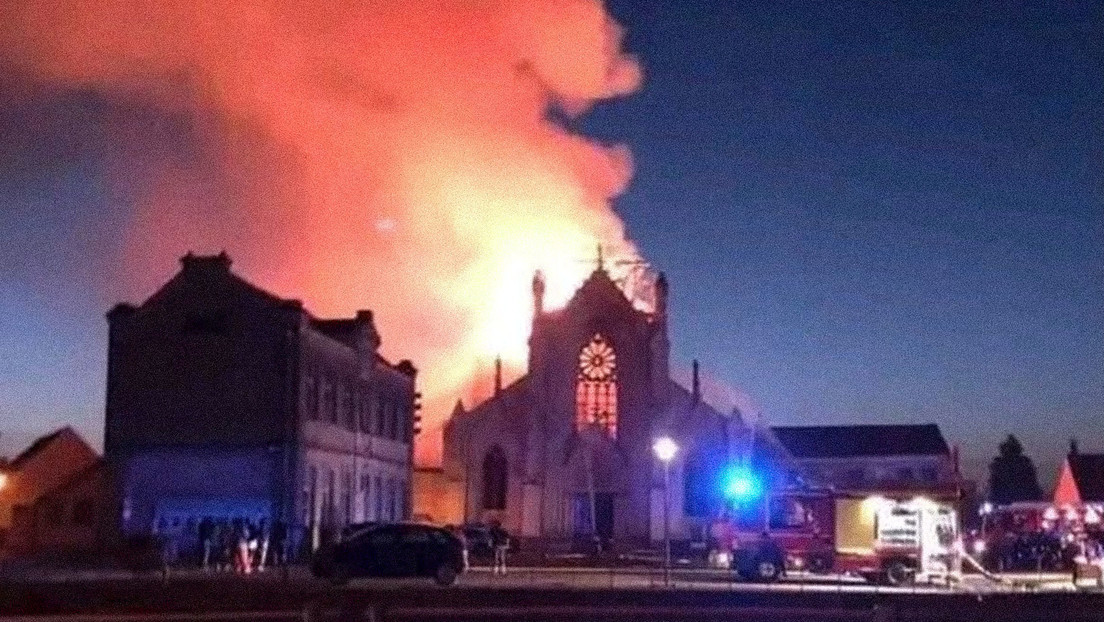 VIDEO: Fuerte incendio arrasa una antigua iglesia en Francia