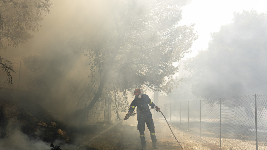 Mujer provoca incendios para "mirar y coquetear" con los bomberos