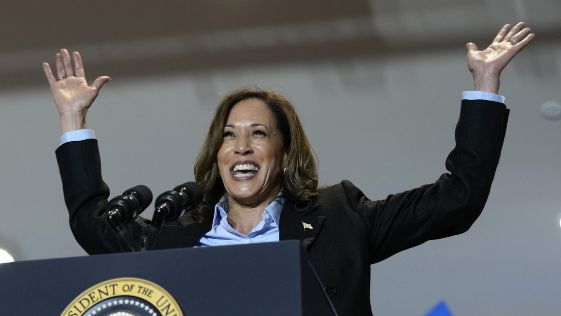 VIDEO: Kamala Harris imita un nuevo acento y la comparan con el Gallo Claudio