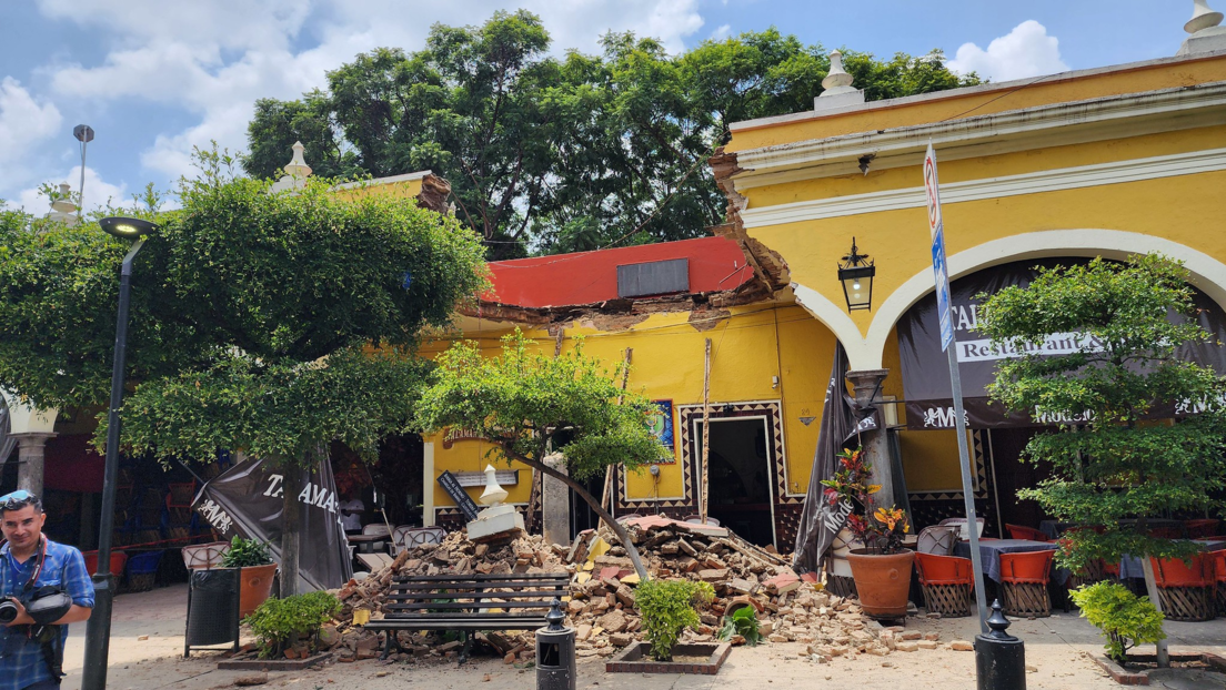 VIDEO: Colapsa parte del techo de un popular destino turístico en México