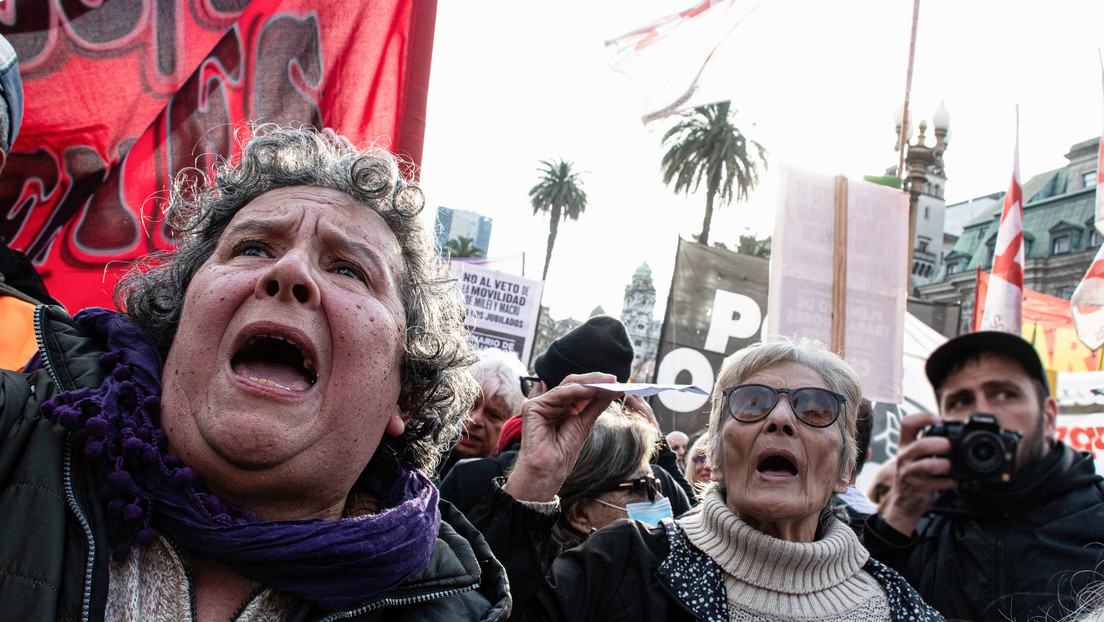 Jubilados de Argentina marchan contra el veto de Milei a la reforma previsional