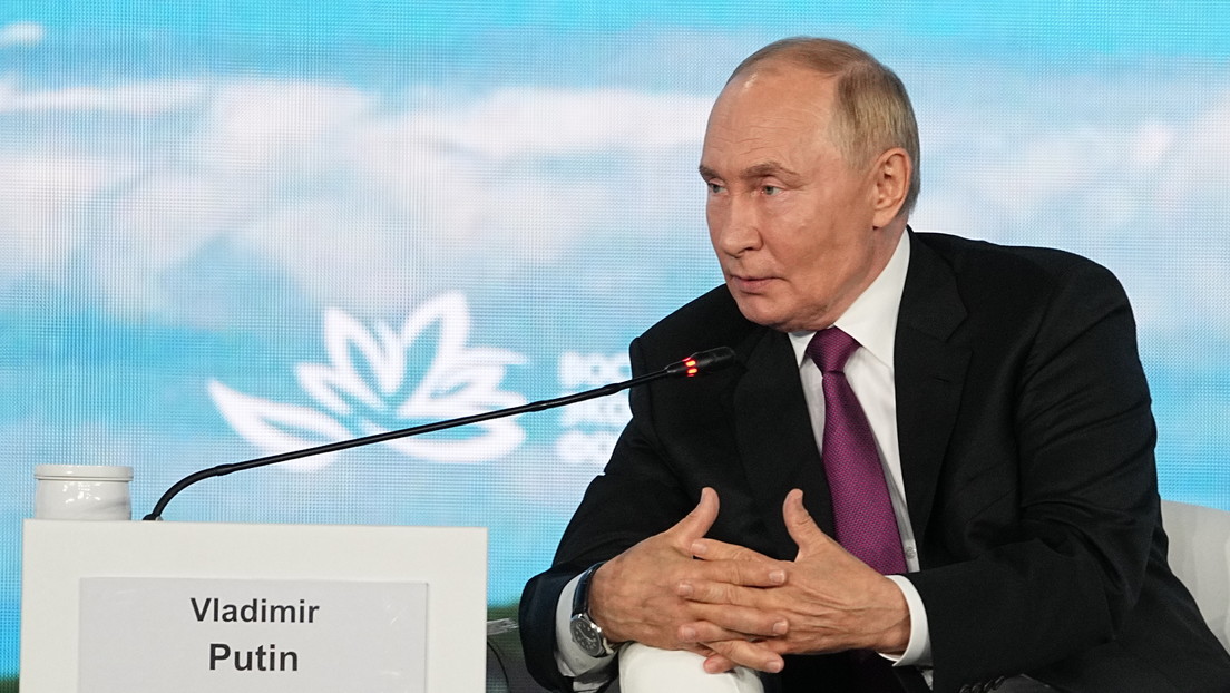 Putin: "Occidente impulsa la desdolarización con sus acciones estúpidas y poco profesionales"