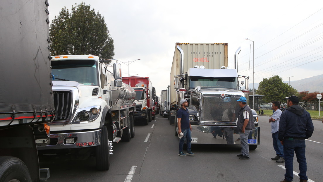 Policía interviene para poner fin a los bloqueos de vías por el paro camionero en Colombia