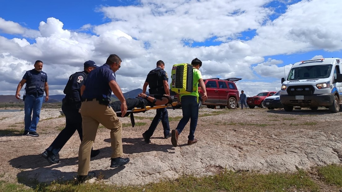 Un helicóptero se desploma en una represa de México y sus tripulantes sobreviven (VIDEO)