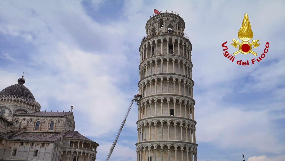 VIDEO: Momento del rescate de un turista en la torre inclinada de Pisa