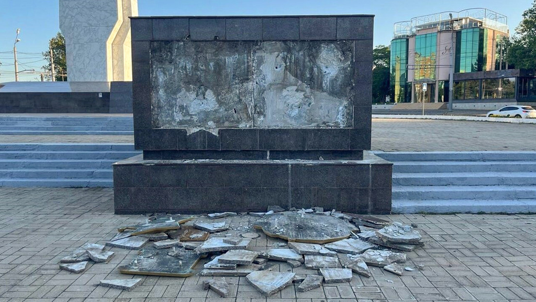 FOTOS: Vandalizan un monumento soviético en una ciudad de Ucrania