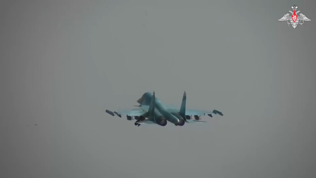 VIDEO: Un caza Su-34 ruso ataca con bombas posiciones ucranianas