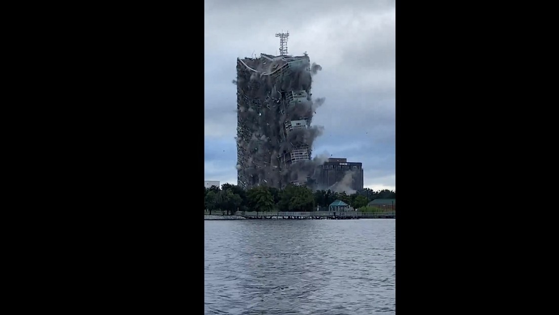 VIDEO: El impactante momento en que una implosión derriba un rascacielos en EE.UU.