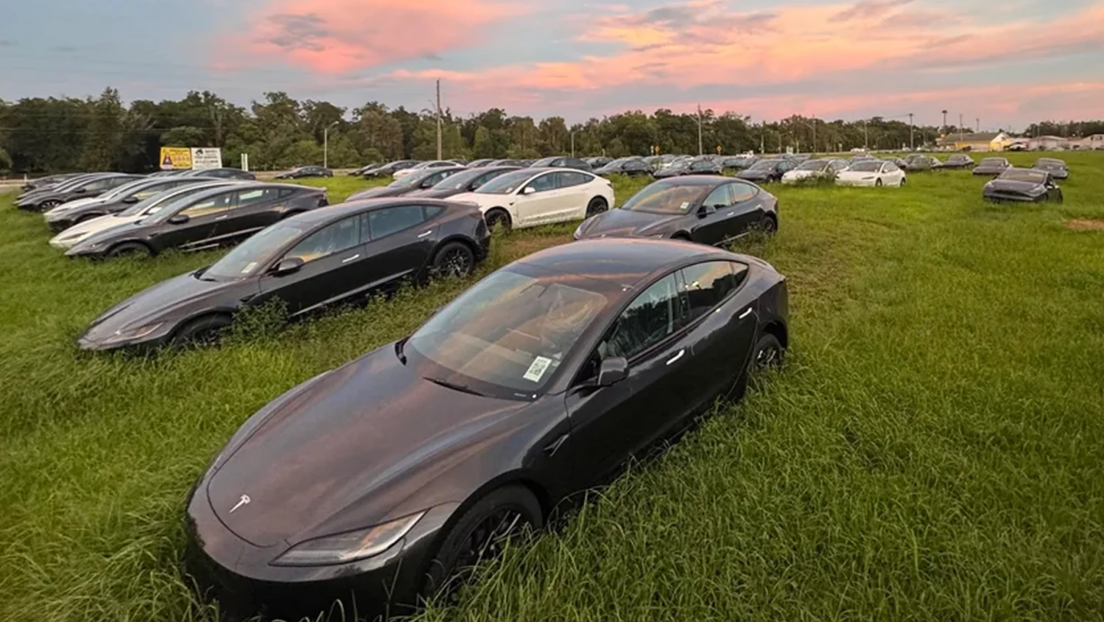 Hay un campo entero lleno de coches Tesla aparentemente abandonados y nadie sabe por qué