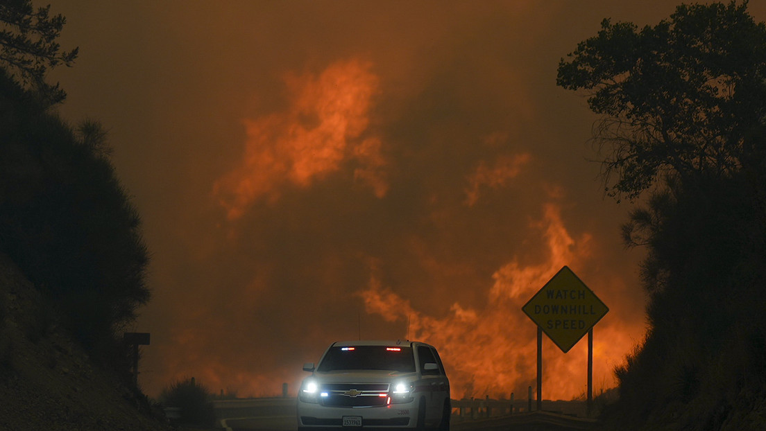 Incendio forestal sin control obliga a residentes a huir de sus casas en Los Ángeles (VIDEOS)