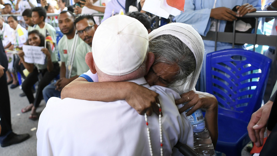 Francisco pide a los religiosos de uno de los países más pobres del mundo que "amen la pobreza"