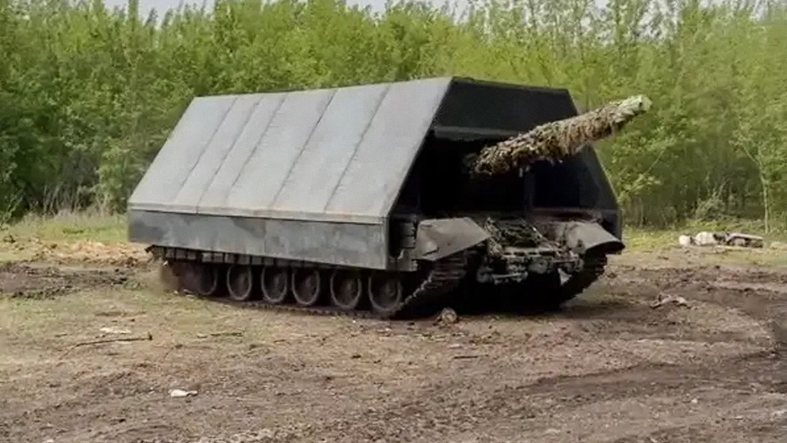 El tanque 'zar-parrilla': una respuesta ingeniosa de los tanquistas rusos a la amenaza de los drones FPV