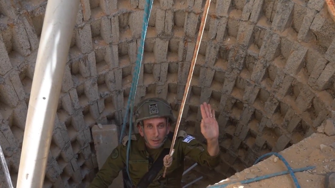 El Ejército de Israel enseña el túnel donde fueron asesinados seis rehenes (VIDEO)