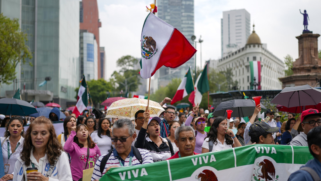 VIDEOS: Lanzan gases a manifestantes en torno al lugar donde se discute la reforma judicial en México