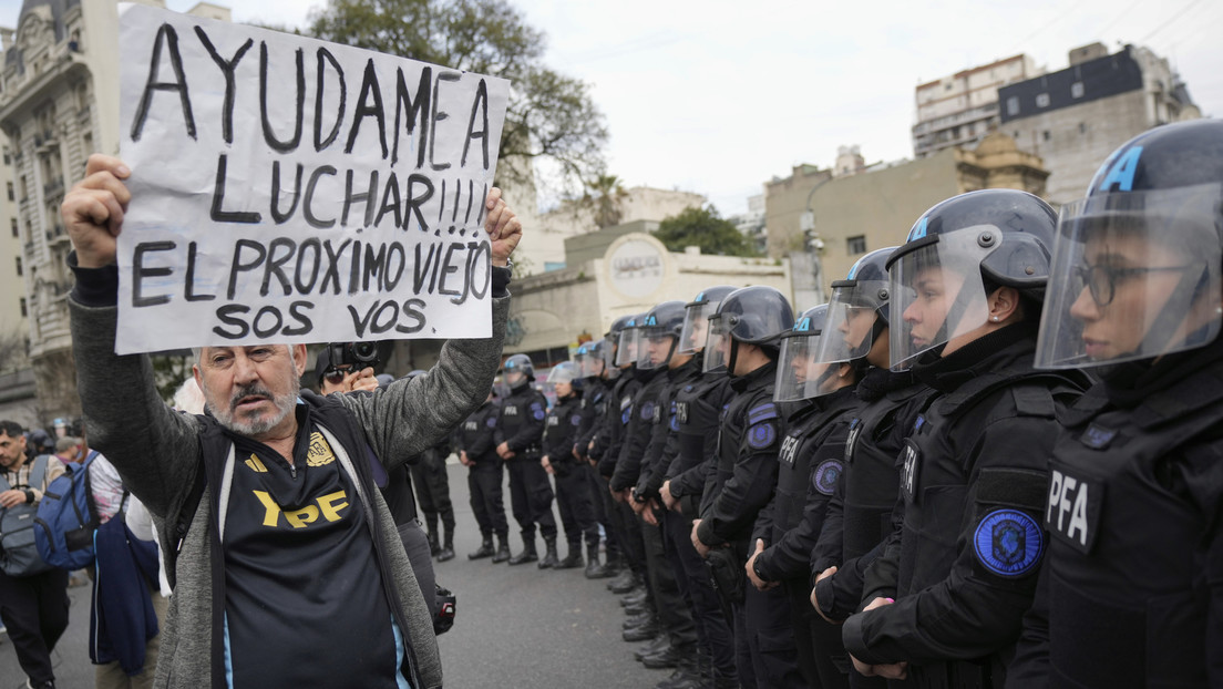 VIDEOS: Policía argentina arremete contra manifestantes en las afueras del Congreso