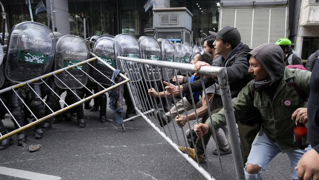 Niños y ancianos entre las víctimas de la represión en la protesta frente al Congreso argentino