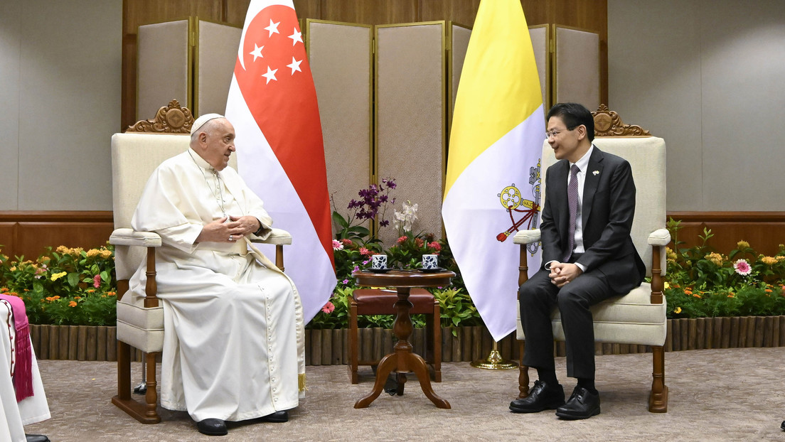 El papa Francisco se impresiona con las imponentes edificaciones de Singapur