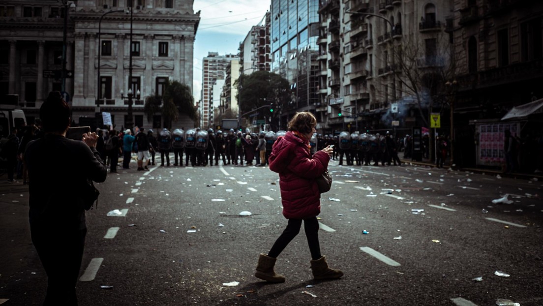 Video desmonta la versión del Gobierno de Milei sobre el ataque policial a una niña con gas pimienta