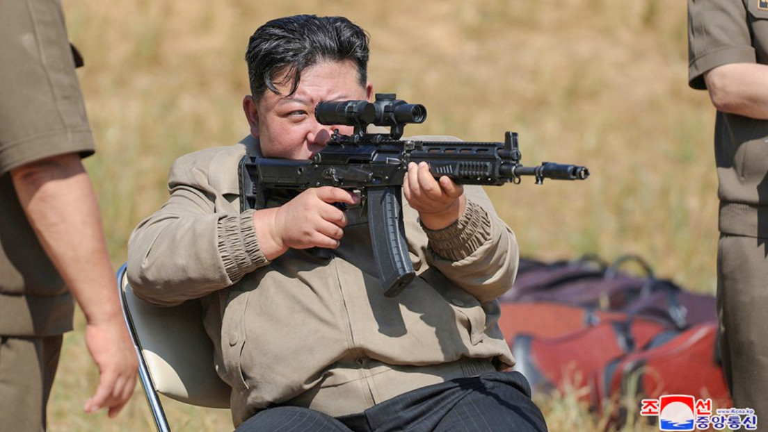 Con un rifle en las manos: Kim Jong-un inspecciona base de entrenamiento de las fuerzas especiales